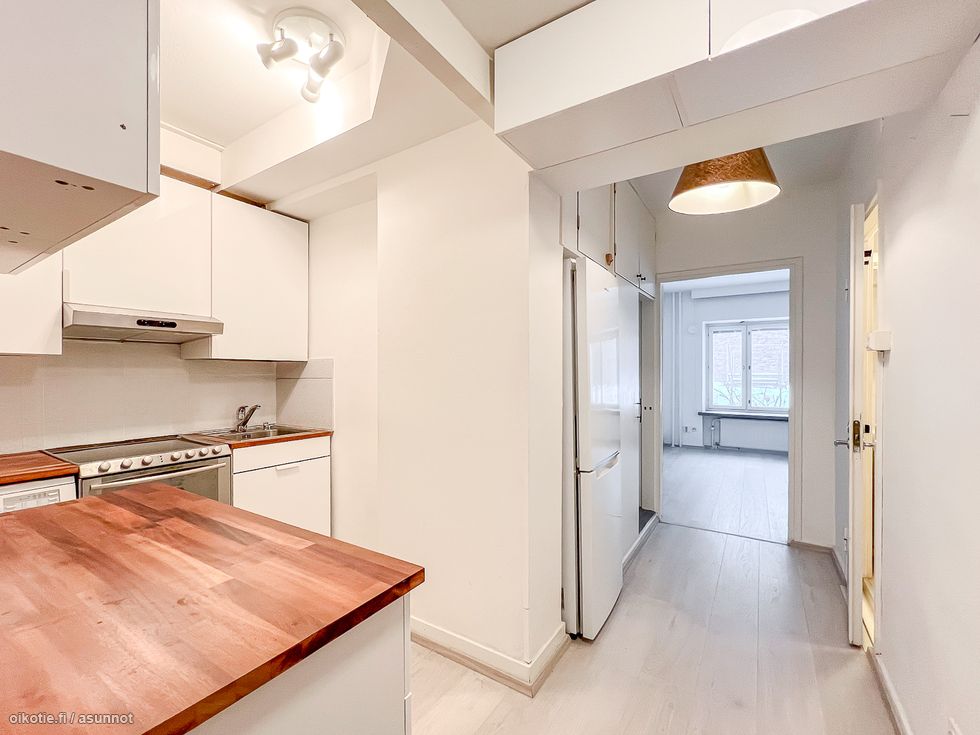 Läpitalon kaksio tehoneliöillä hyvin pidetystä yhtiötä. Loistosijainti ja tehoneliöt tarjolla!