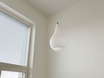 Makuuhuoneessa on valmiiksi asennettuna Innoluxin Pisara-valaisin