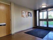 Liikehuoneisto kerrostalossa maantasalla