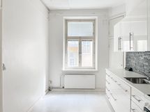 Ikkuna tuo luonnonvaloa myös keittiön puolelle