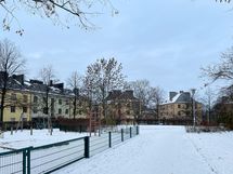 Vieressä loistavat ulkoilumahdollisuudet puistoissa.