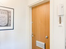 Ovipuhelimella päästöt ystävän tai ruokalähetin vaivatta sisään.