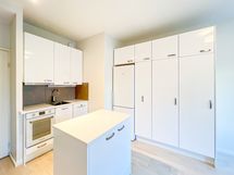 Avokeittiö on hyvin varusteltu. Myös kaappitilaa on oivallisesti.