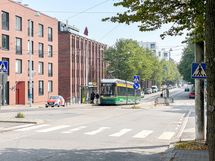 Aleksis kiven katua pitkin kulkee raitiovaunut ja bussit.