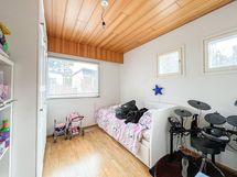 2.makuuhuone. Myös täältä löytyy kaappitilaa.