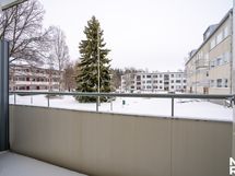 parvekkeelta avarat näkymät yhtiön rauhalliselle sisäpihalle