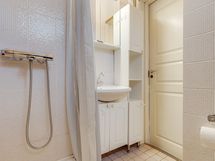 Alakerran kylpyhuone ja wc