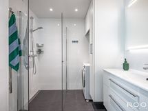 Tilavaan kylpyhuone/WC-tilaan mahtuu vaikka pesutorni.