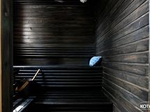 tumma, tunnelmallinen sauna