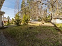 Oikean puoleinen talli kuuluu asunnolle