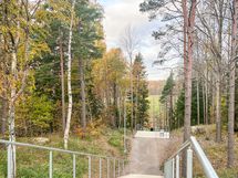 Suositut Savelanpuiston kuntoportaat muutaman minuutin hölkän päässä.