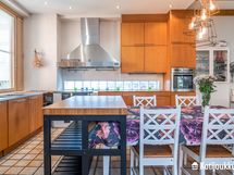 Upea keittiö, jossa induktiolieden lisäksi puuhella.