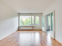 Olohuoneesta käynti länsiparvekkeelle Hämeenpuiston suuntaan