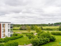 Parvekkeelta on kaunis näkymä luontomaisemiin!