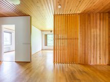 Näkymä eteisestä olohuoneeseen ja makuuhuoneeseen. Luonnonvalo kulkee kauniisti läpi talon.