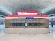 Asunnolta hyvät julkiset kulkuyhteydet. Kampin metroasema alle 10 minuutin kävelymatkan päässä.