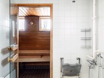 Seniorhusets bastu -  taloyhtiön pesuhuone saunan yhteydessä