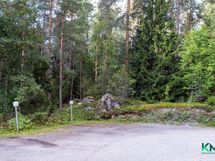 Asunnolle kuuluva pistokeautopaikka metsän reunassa