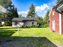 Tontin perällä vanha rakennus, joka on toiminut varastotilana.