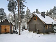 Mökin vieressä erillinen kylmä ulkovarasto