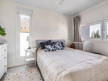 Makuuhuoneessa ikkunoita kahteen suuntaan