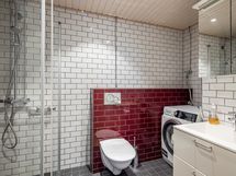 Kylpyhuoneessa on tilaa pesutornille