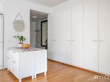 Eteistilan komerorivistössä on runsaasti säilytystilaa.