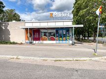 Lähikauppa löytyy muutaman minuutin kävelymatkan päästä, ja aivan vieressä lähin bussipysäkki.