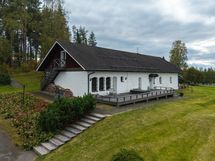 Edustustila joka peruskorjattu vanhasta navetasta