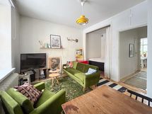 Olohuone on tilava ja monikäyttöinen.