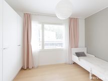 Portaiden viereinen makuuhuone