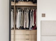 Walk-in closet makuuhuoneen takana