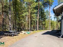 C talon edessä leikkipaikka