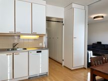 Keittiöstä on kulku eteiseen ja olohuoneeseen