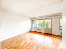 Valoisasta olohuoneesta kulku pihalle sekä keittiöön.