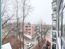 Parvekenäkymä on avara, koillisen suuntainen.