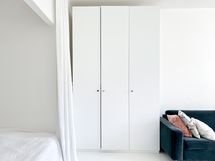 Kaapeista löytyy hyllyt sekä tanko tuomaan säilytystilaa.