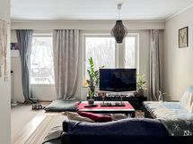 Asunto on valoisa ja isot ikkunat ovat oman pihan suuntaan.