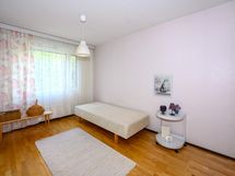 Makuuhuone on sisäpihan puolella ja sen yhteydessä on isohko vaatehuone.