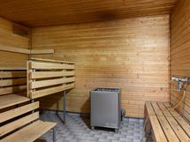 Taloyhtiön sauna sijaitsee kellarissa.