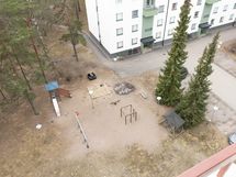 Näkymä parvekkeelta takapihalle