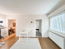 Olohuoneesta on käynti keittiön kautta makuuhuoneeseen.