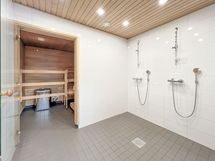 Ylimmän kerroksen saunaosasto on tyylikäs ja vilvoittelemaan pääsee kattoterassille.