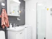 Moderni avara kylpyhuone on kauttaaltaan uudistettu putkiremontin yhteydessä v. 2020