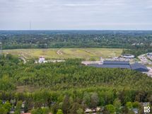 Tapiolassa sijaitsevat padel-tennishalli, Tapiola Golf, jalkapallokenttä, urheilukeskus ja jäähalli.