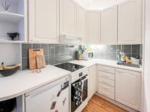 Keittiössä on mukavasti lasku- ja kaappitilaa