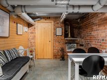 Taloyhtiön takkahuone.