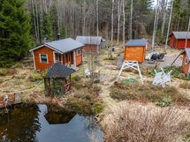 Saunarakennus ja lampi