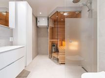 Valokuva asunnosta B 45  sauna, kylpyhuone ja seinä-wc.