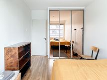 Säilytystilaa löytyy makuuhuoneesta.